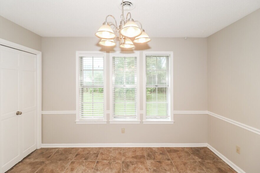 Building Photo - 6049 Lawnhill Dr