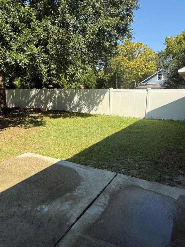 Building Photo - Beautiful 3 Bedroom