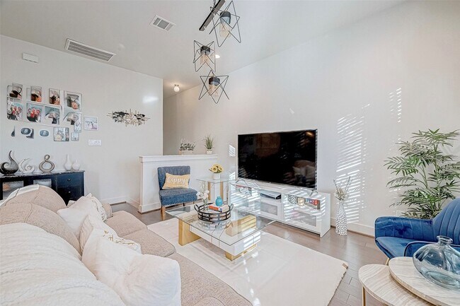 Building Photo - 6021 Cypress St