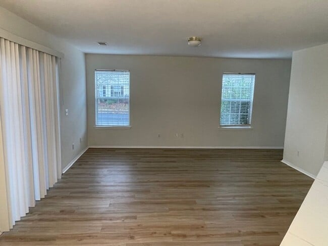 Building Photo - Four Bedroom Town Home with Two Car Garage in University Park-Renovated!