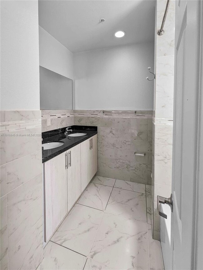 Building Photo - 850 SW 14th Ave