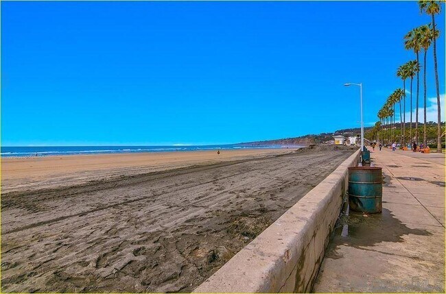 Building Photo - 2420 Torrey Pines Rd