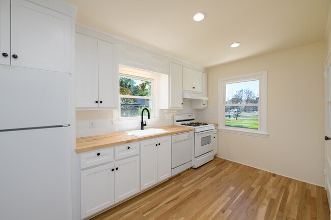 Building Photo - 361 Meadowbrook Ave
