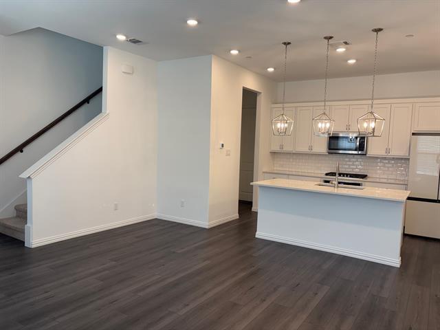 Building Photo - 2241 Adena Spgs Dr