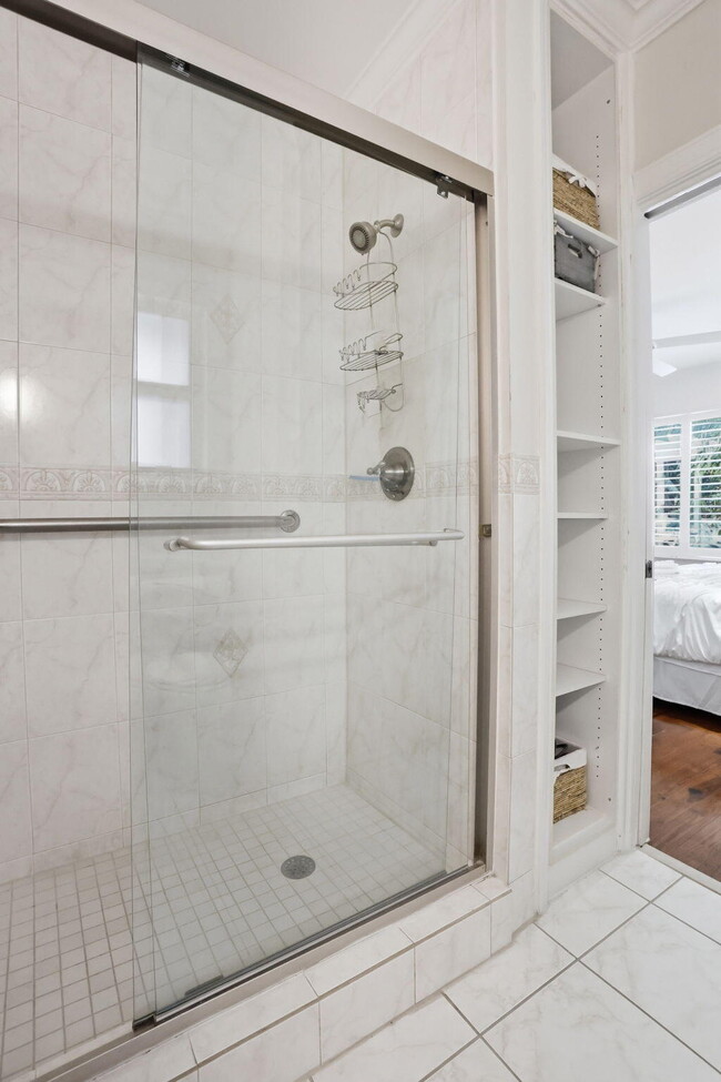 Building Photo - 309 NE 8th Ave