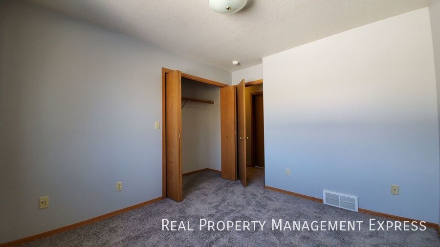 Building Photo - 3 Bed 3 Bath Home with 2 Stall Attached Ga...