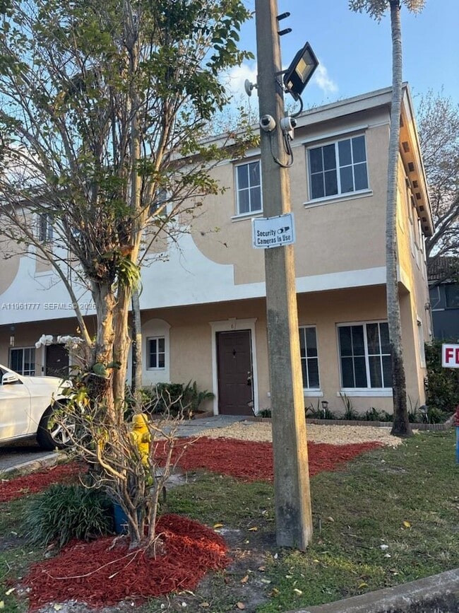 Building Photo - 3928 SW 52nd Ave