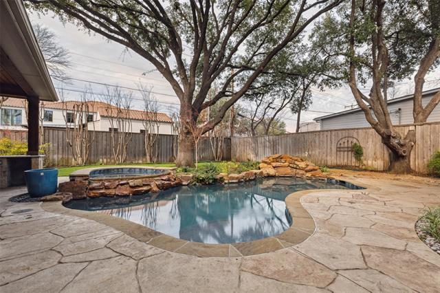 Building Photo - 6405 Royal Ln