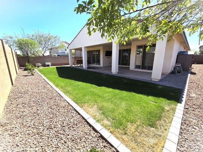 Building Photo - Stunning 3 bedroom with a flex room 2 baths