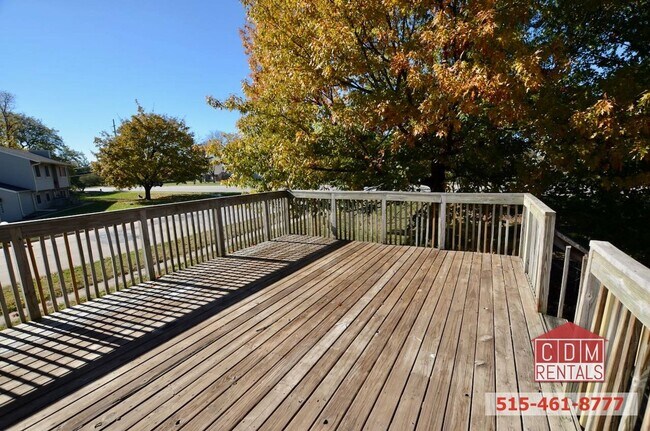 Building Photo - Wonderful Urbandale Home