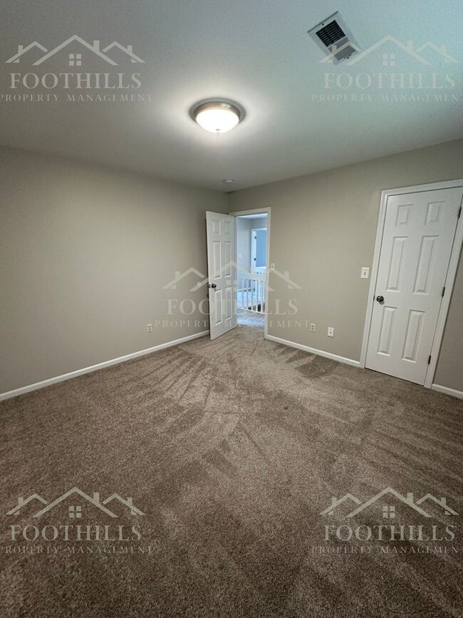Building Photo - Comfort & Space in a Great Location! 3-Bed...