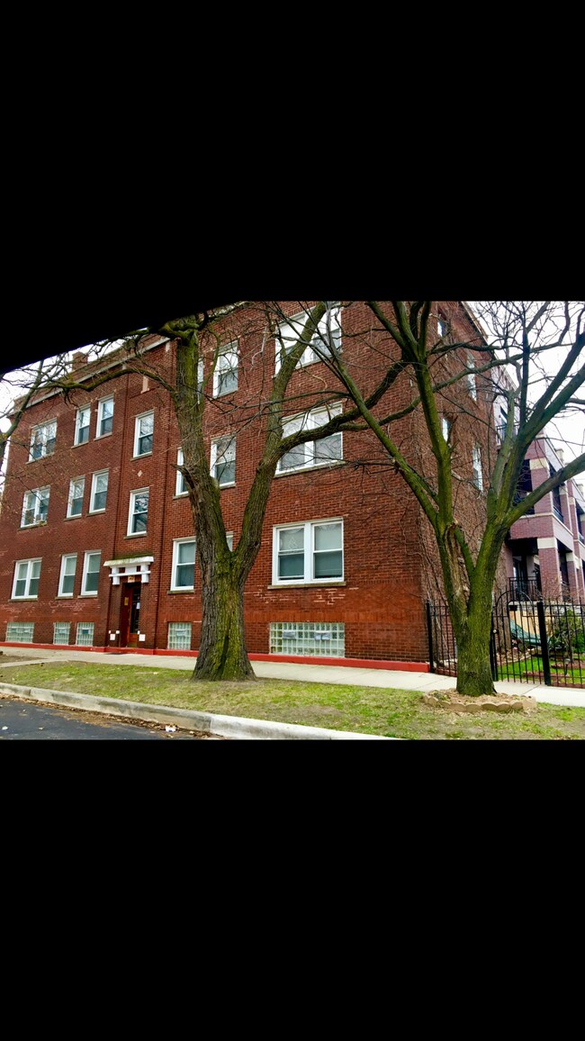 Primary Photo - 1753 W Catalpa Ave