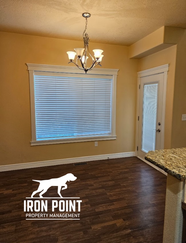 Building Photo - 3/2.5 in Boise-2 Car Garage, Fireplace, Vaulted Ceilings, Landscaping Included.