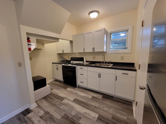 Building Photo - 1418 Farmington Ave