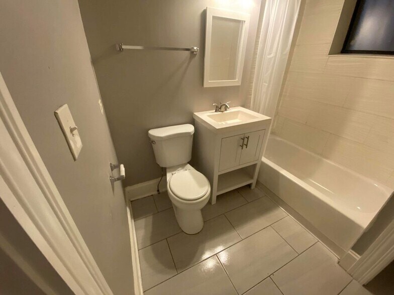 Building Photo - 406 W 77th St