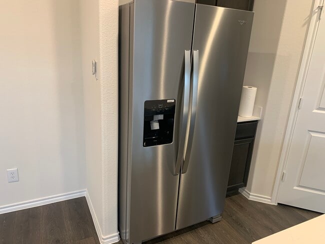 Building Photo - 402 Goliad St