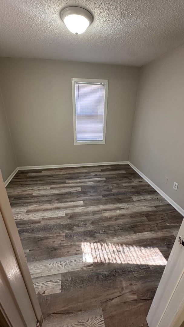 Building Photo - $550 - 1 bed 1 bath Duplex