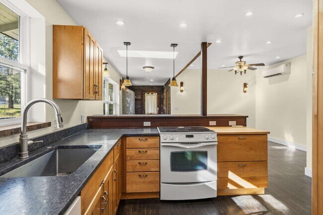 Building Photo - 248 Walker Ave