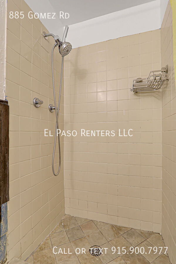 Building Photo - 885 Gomez Rd
