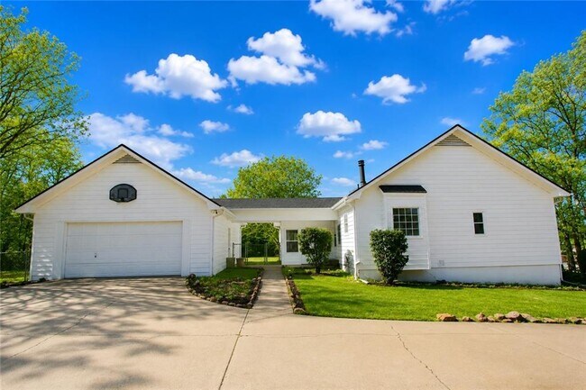 Building Photo - 818 Springlake Rd