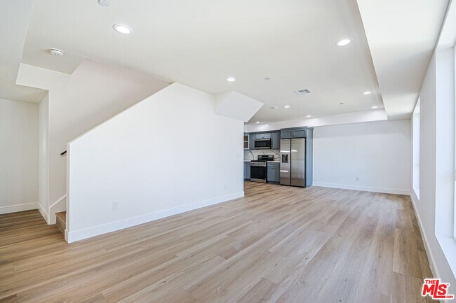 Building Photo - 10803 Kling St