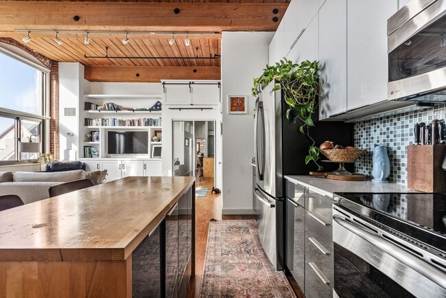 Building Photo - 320 W 2nd St