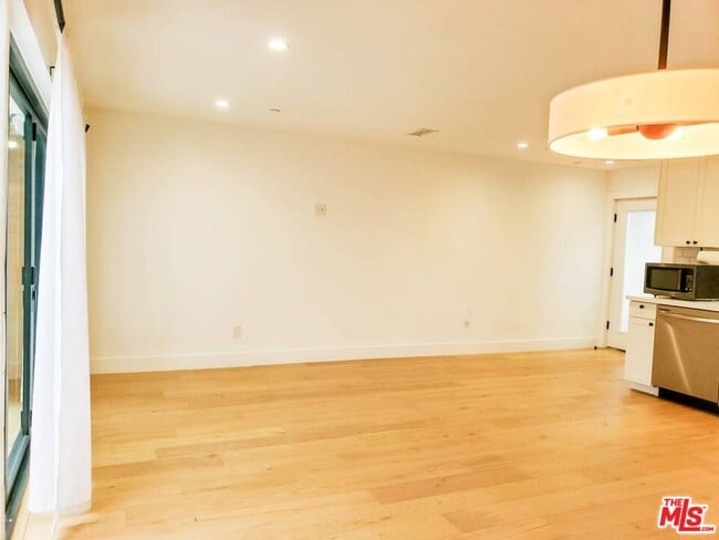 Building Photo - 11221 Hannum Ave