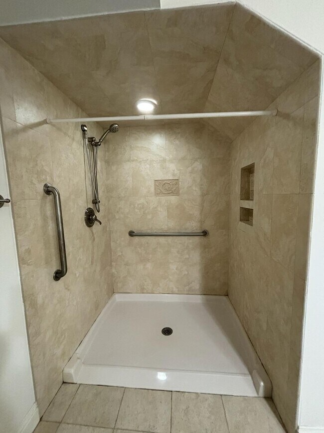 Building Photo - 1129 Cortlandt St