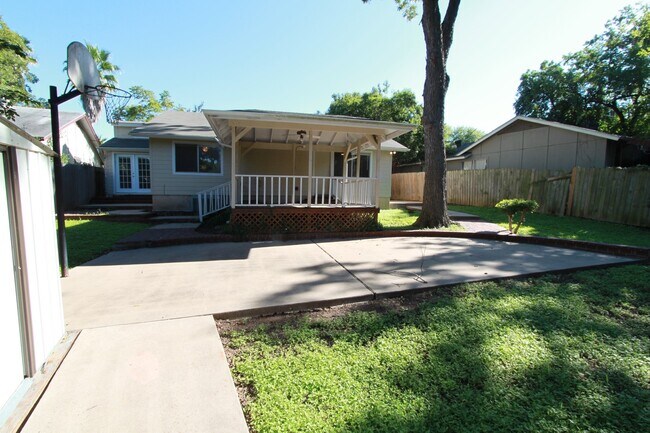 Building Photo - Southeast Austin Home with Vaulted Ceilings, Bonus Room & Private Backyard