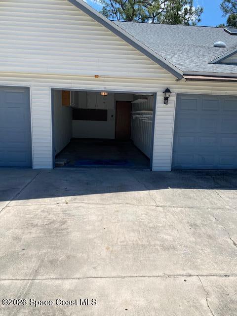 Building Photo - 9045 South Dr