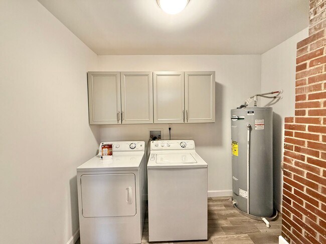 Building Photo - **OFFERING REFUNDABLE APPLICATION FEES & $150 MOVE IN PROMOTION** Newly Remodeled 3BD, 2BA Raleig...