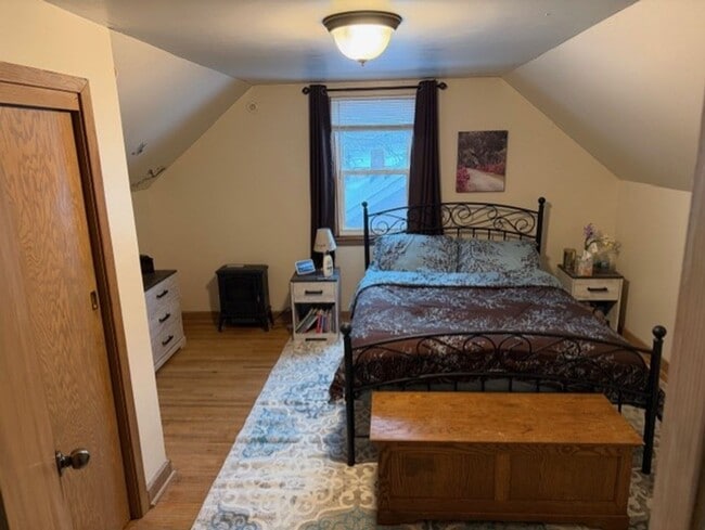 Building Photo - 4 Bedroom house