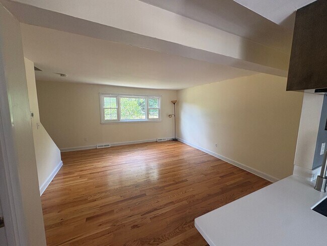 Building Photo - Newly updated 2 Bedroom Townhouse in quite neighborhood