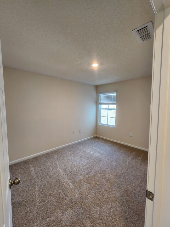 Building Photo - ***TWO WEEKS FREE*** Stunning 3 Bed 2.5 Bath Townhouse!