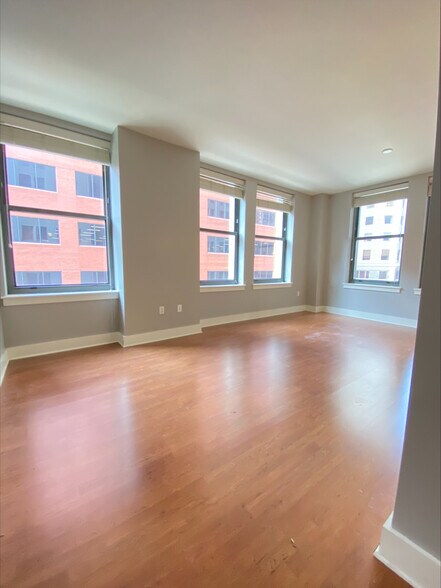 Living room - 314 N Broadway