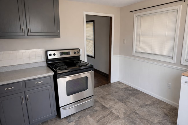 Building Photo - Super Cute Home