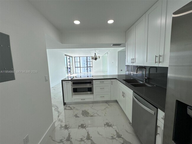 Building Photo - 3675 N Country Club Dr