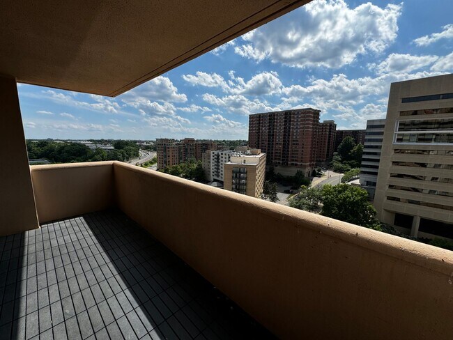 Building Photo - Urban Living at Its Finest: Spacious 2BR, 2BA Condo in Courthouse