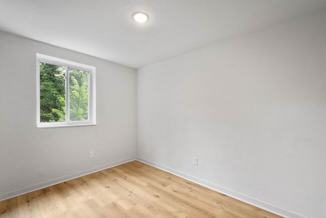 Building Photo - RENOVATED & READY FOR MOVE IN! 2-BEDROOM I...