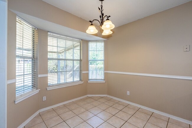 Building Photo - 3 Bed | 2 Bath in Broken Arrow!