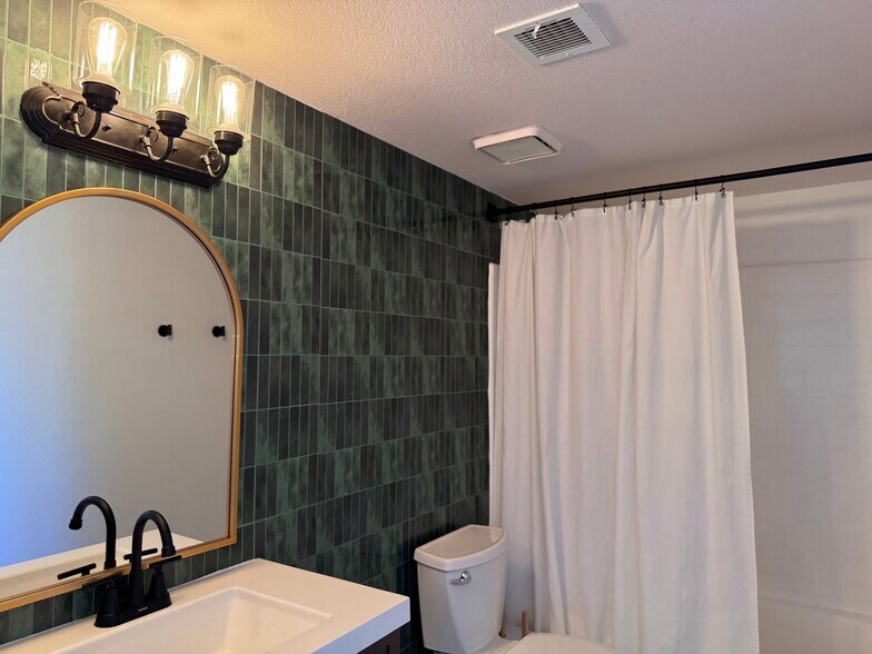 Building Photo - 18811 N 19th Ave