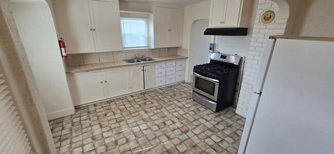 Building Photo - 2518 Applegate Ave