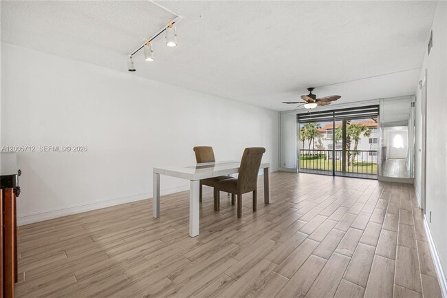 Building Photo - 711 S Hollybrook Dr