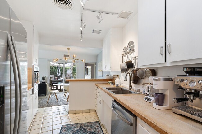 Building Photo - 74533 Peppertree Dr