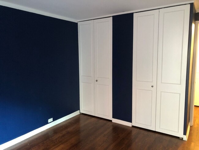 Building Photo - Beautiful Lincoln Park condo situated right next to Lake Shore Drive and Clark Street!