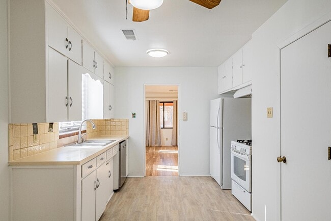 Building Photo - 624 Adams St NE