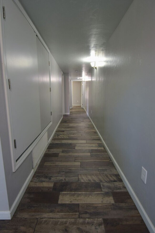 Building Photo - 1108 E 10th St