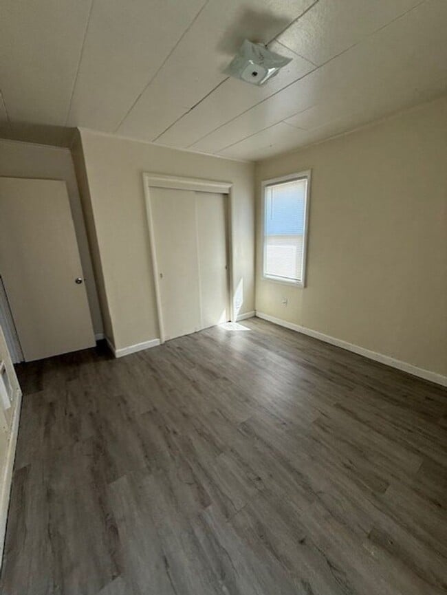 Building Photo - 2 Bedroom, 1 bath Duplex