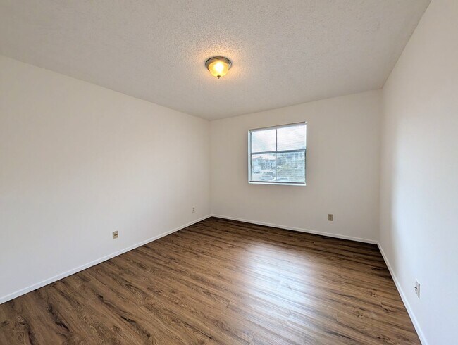 Building Photo - Bright & Well-Located 1BR/1BA Condo – Kendall Area