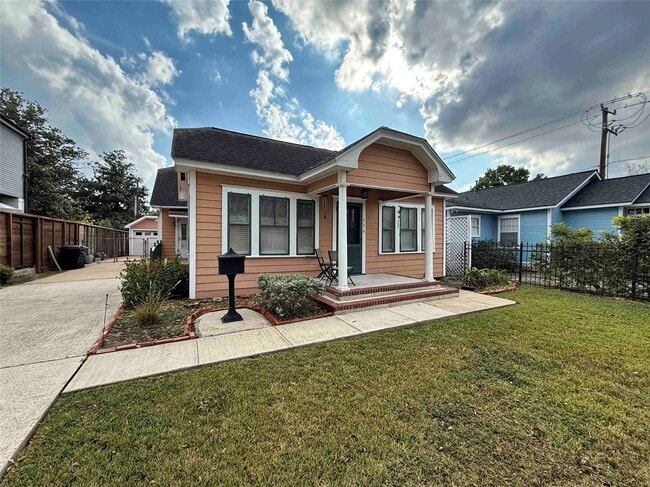 Building Photo - 604 E 17th St